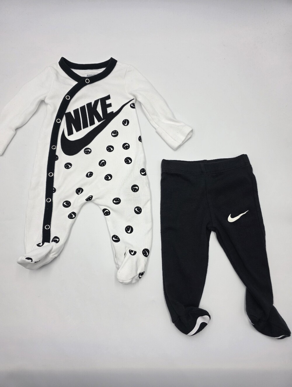 Nike baby boy smiley face sleeper and footed pants size newborn